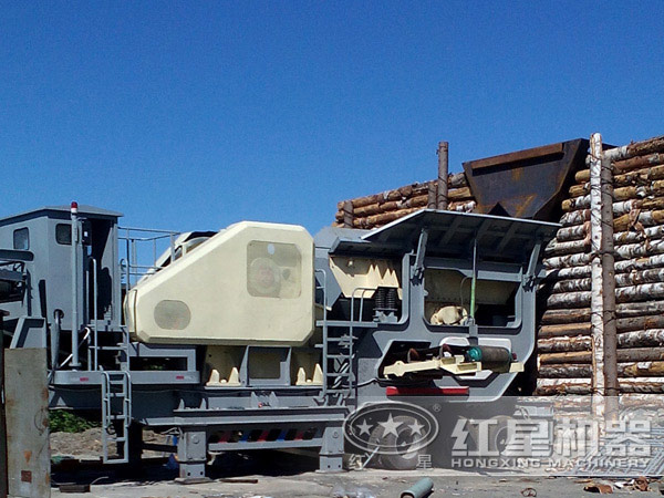 移動(dòng)顎式破碎機(jī)工作實(shí)拍